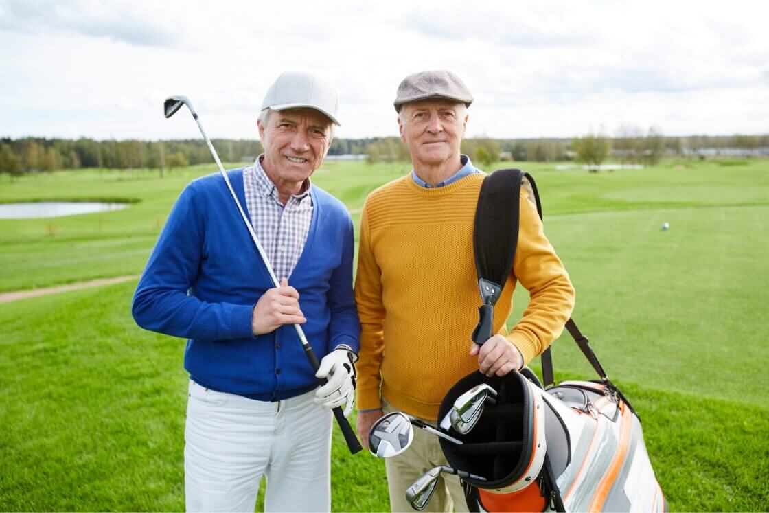 Zwei Senioren auf einem Golfplatz