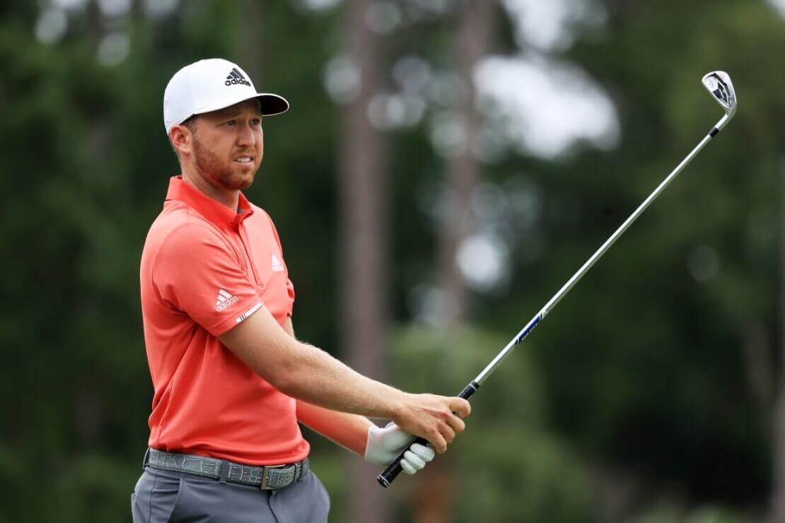 Daniel Berger hält seinen Golfschläger