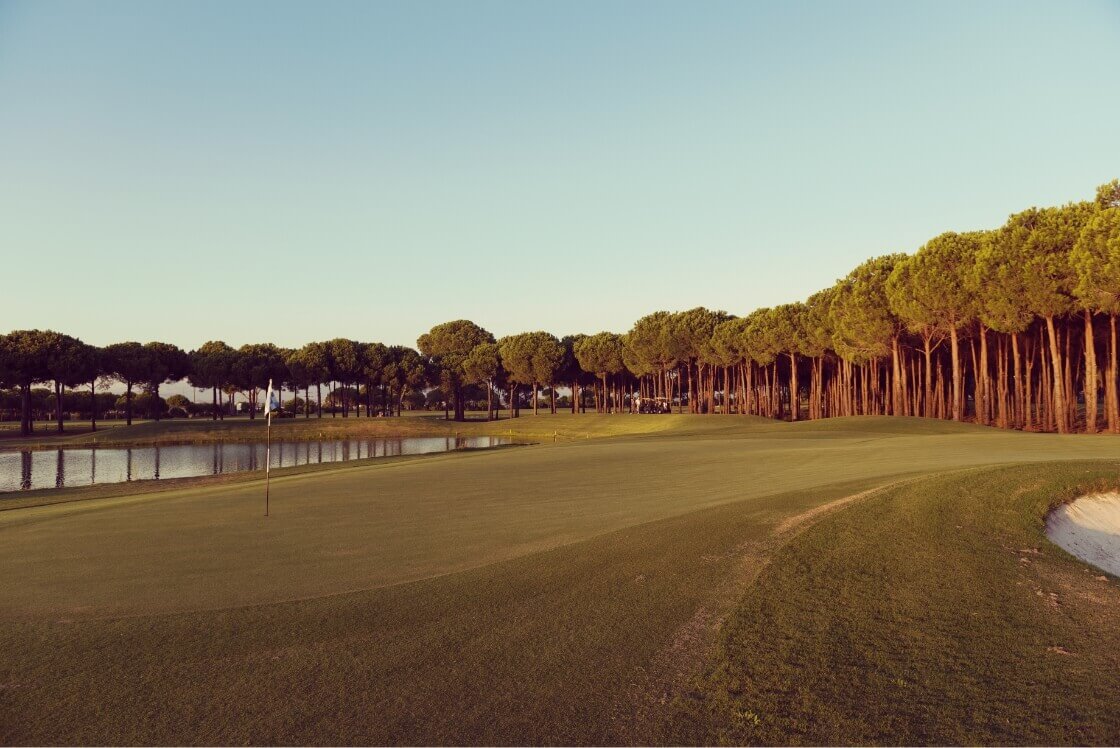 Golfplatz bei Sonnenuntergang