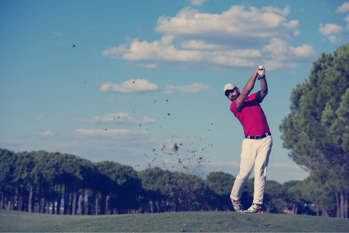 Golfspieler schlägt einen langen Ball