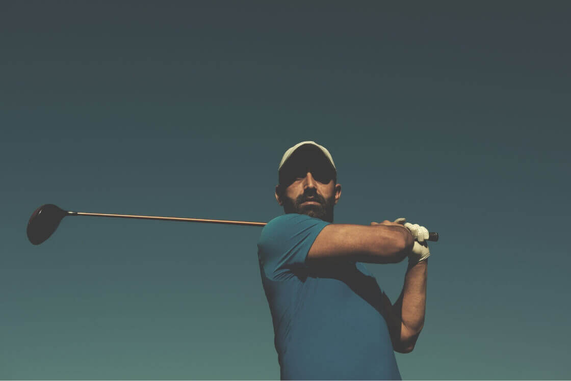 Golfspieler unter blauem Himmel