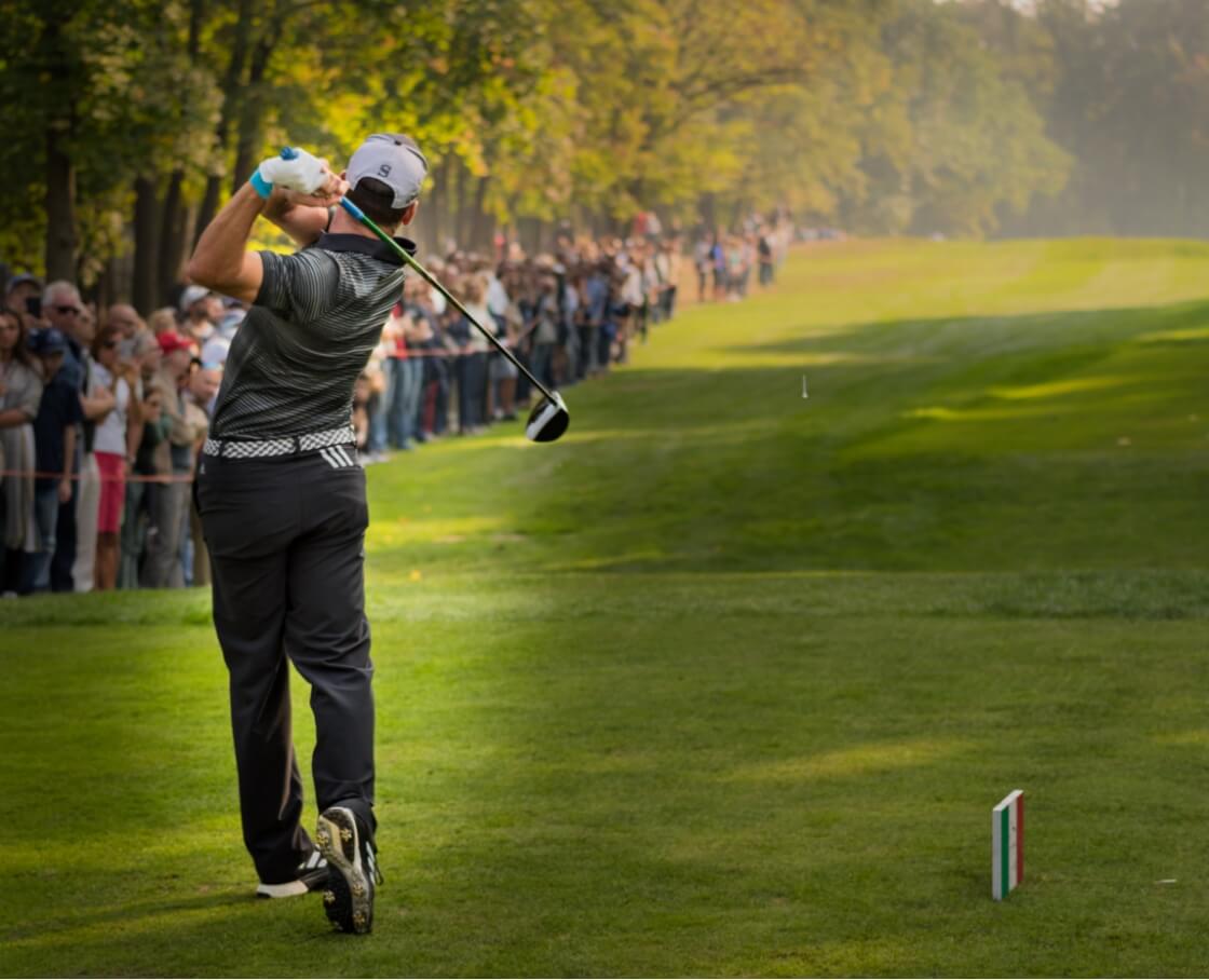 Golfspieler mit vielen Zuschauern