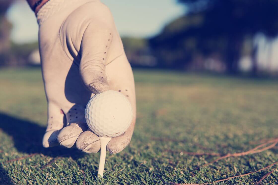 Eine Hand hält einen Golfball
