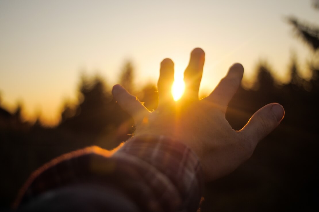 Hand auf Sonnenuntergang