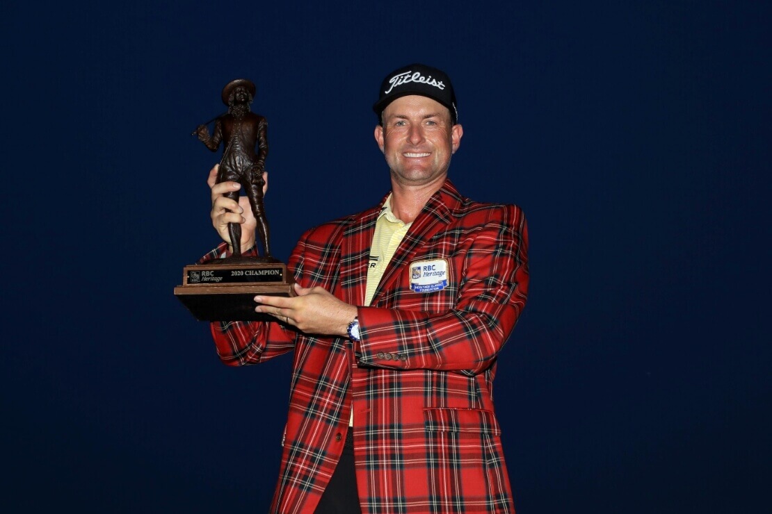 Webb Simpson mit der Trophäe der RBC Heritage 2020