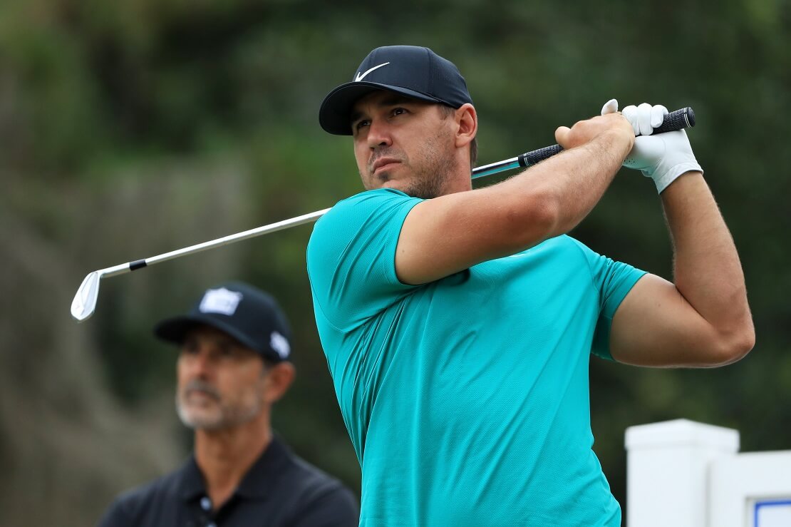 Brooks Koepka schaut seinem Ball nach