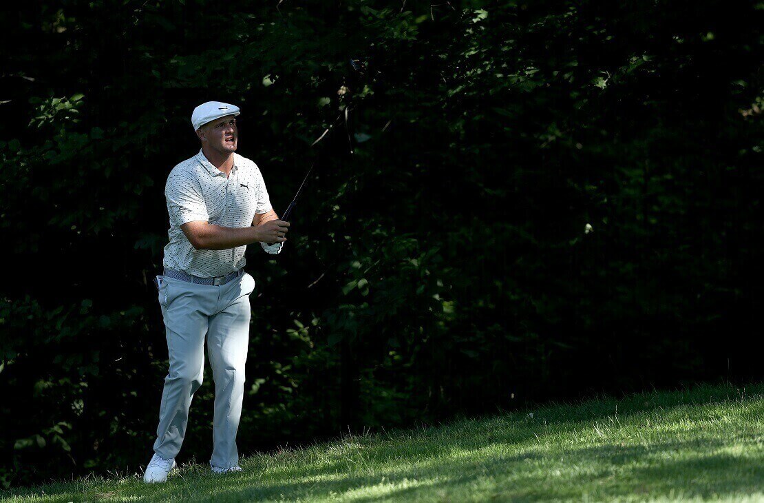 Bryson DeChambeau schaut seinem abgeschlagenen Ball hinterher.