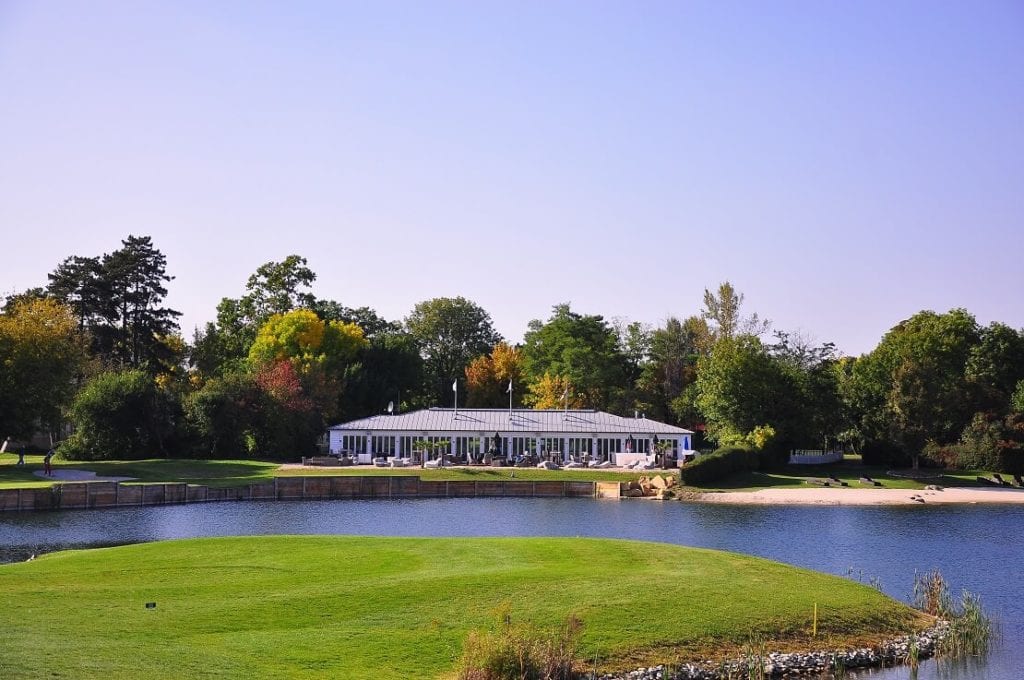 Das kleine Clubhaus im Diamond Country Club in Niederösterreich