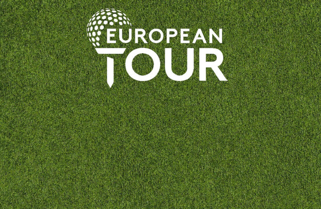 Das weiße Logo der European Tour auf einer grünen Rasenfläche.