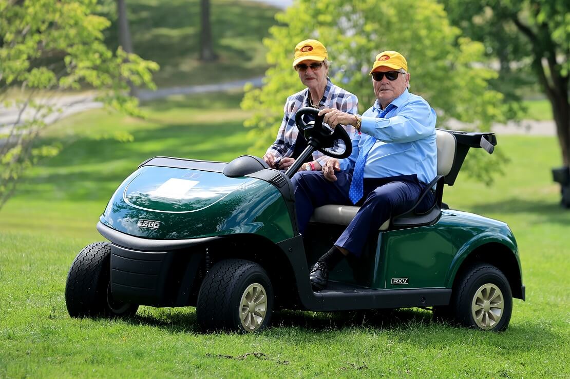 Jack Nicklaus und seine Frau Barbara auf einem Golfcart.