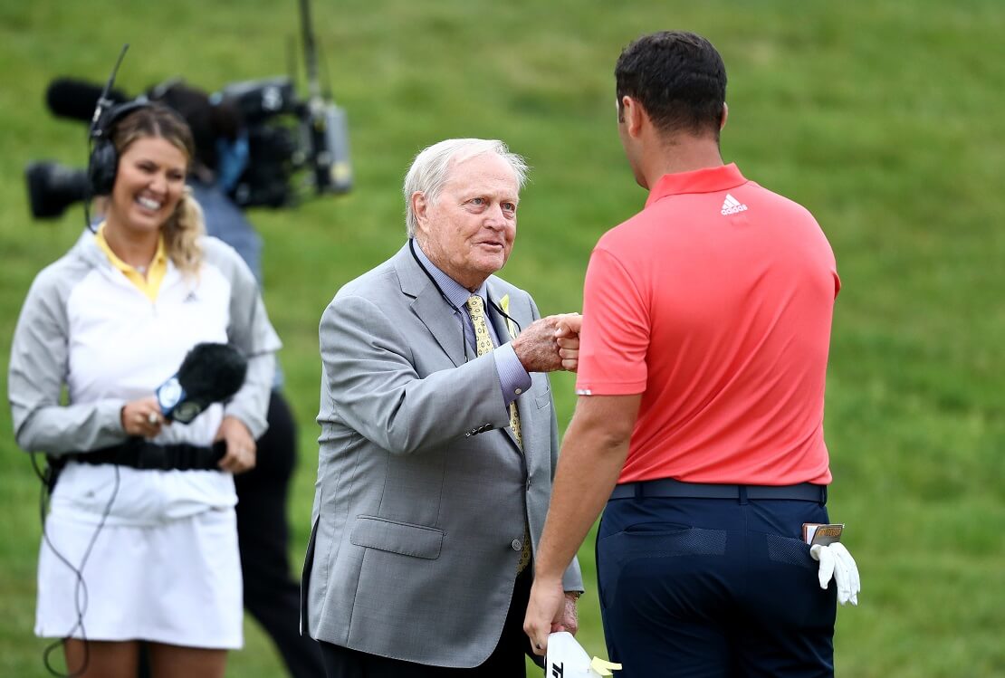 Jack Nicklaus gratuliert Jon Rahm zum Sieg und gibt ihm dabei die Hand.