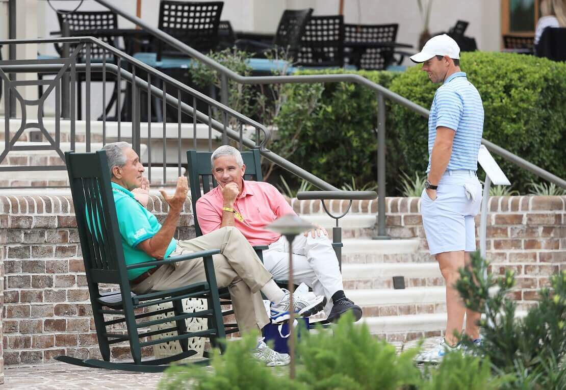 Arthur Blank, Jay Monahan und Rory McIlroy unterhalten sich entspannt beim RBC Heritage.