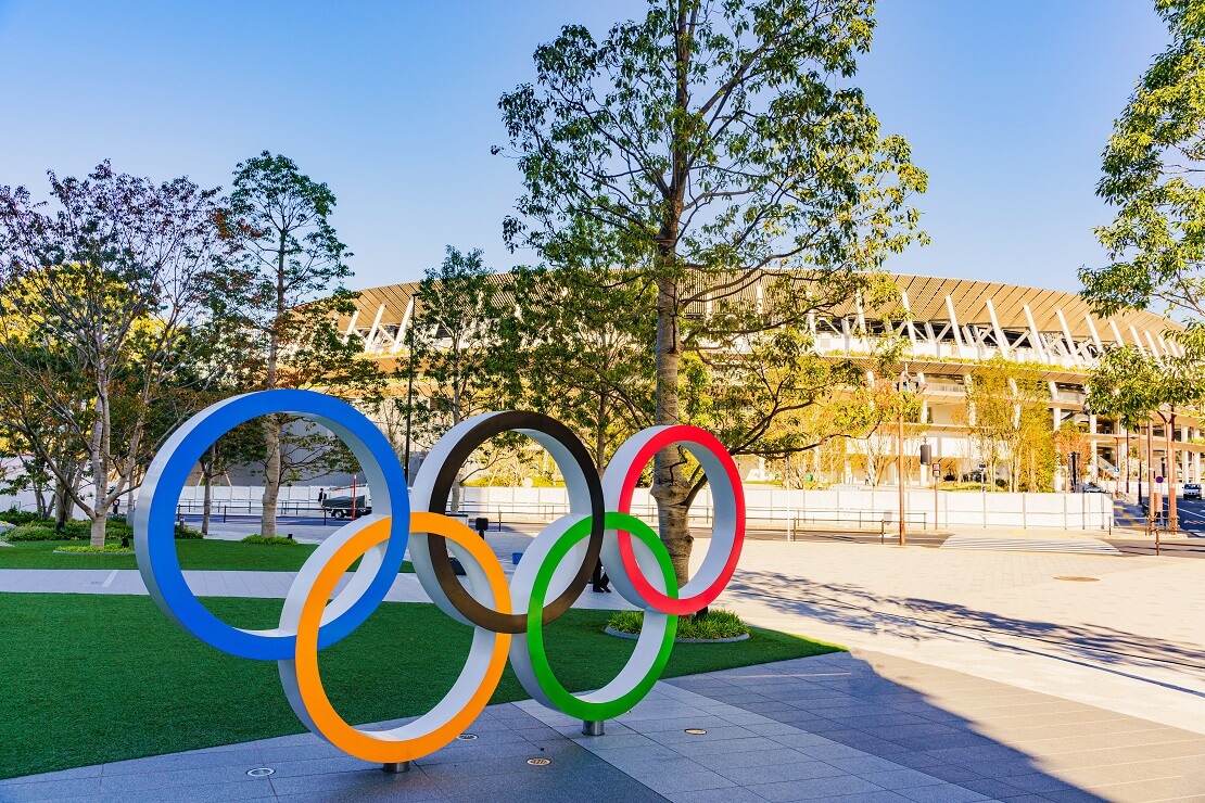 Olympische Ringe vor einem Stadion