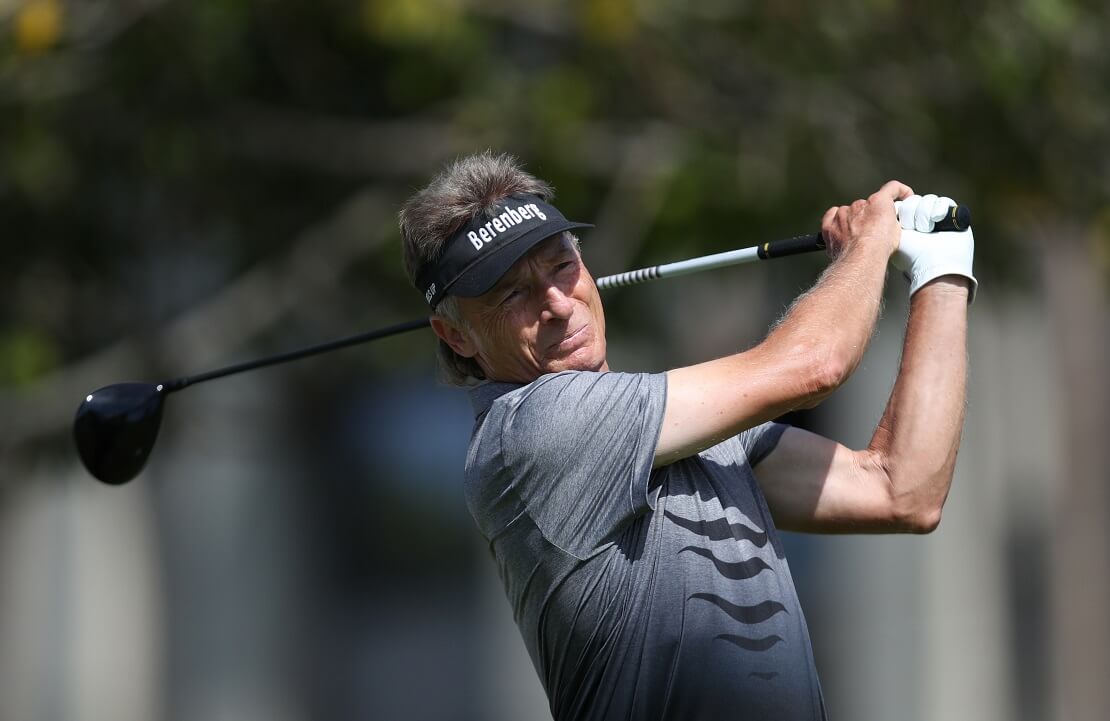 Bernhard Langer hält den Schläger nach einem Abschlag hinter seinem Rücken.