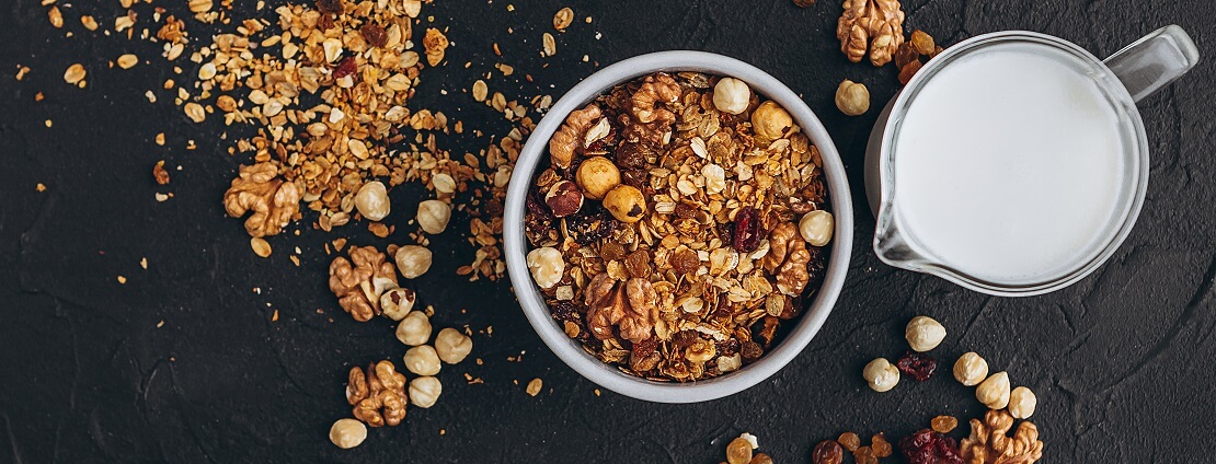 Schüssel mit Müsli und Milch