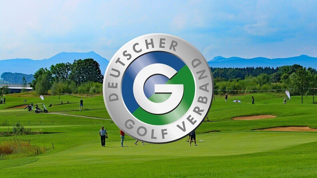 Logo des Deutschen Golf Verbands auf dem Grün eines Golfplatzes.