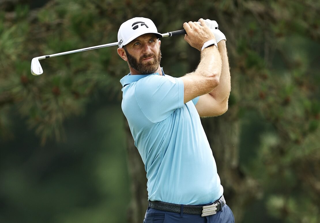 Dustin Johnson mit einem Golfschläger hinter dem Rücken