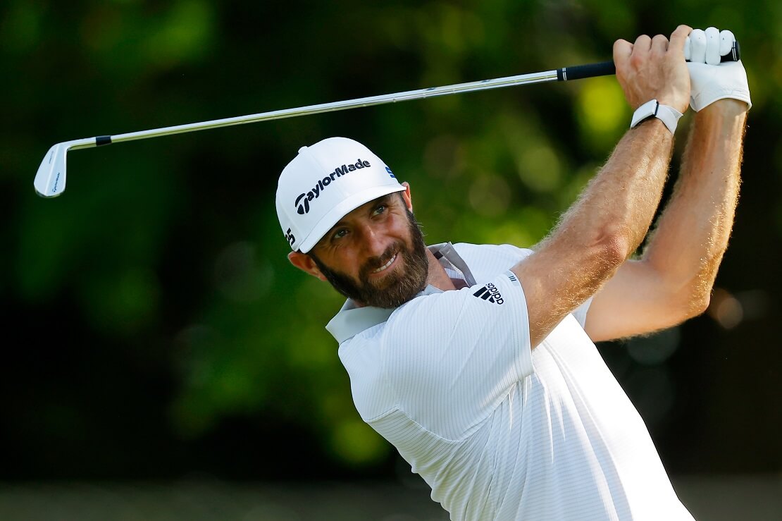 Dustin Johnson bei einem Abschlag mit einem Golfschläger hinter dem Rücken