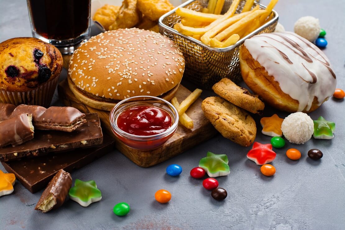 Fastfood auf einem Tabeltt