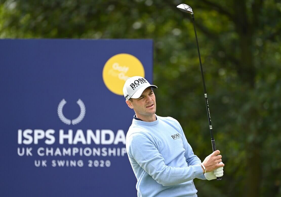 Martin Kaymer hält den Schläger senkrecht in der Luft nach einem Abschlag auf der Handa UK Championship.