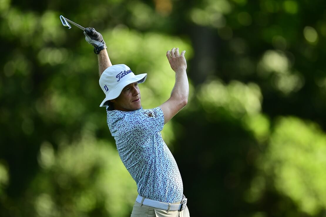 Peter Malnati nach Abschlag mit einem Golfschläger hinter dem Rücken