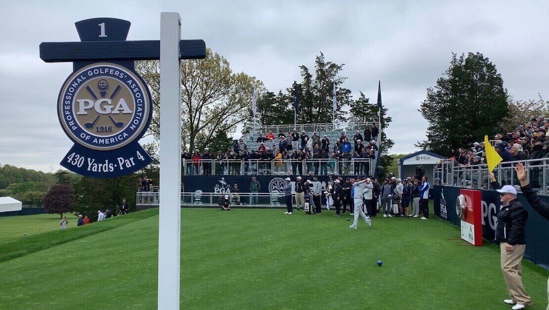 PGA Übungsrunde auf den US Open mit dem PGA Logo im Vordergrund.