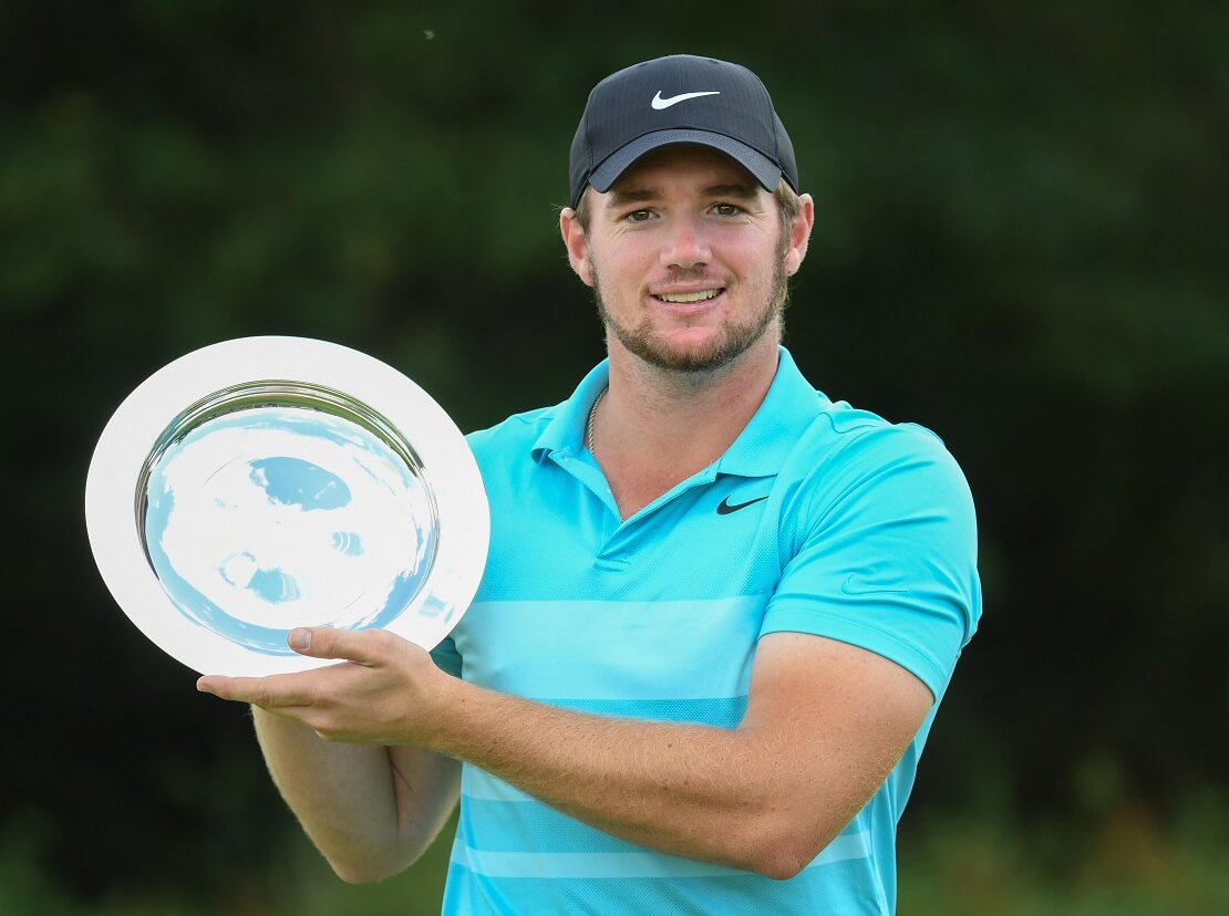 Sam Horsfield hält die Trophäe der Hero Open.