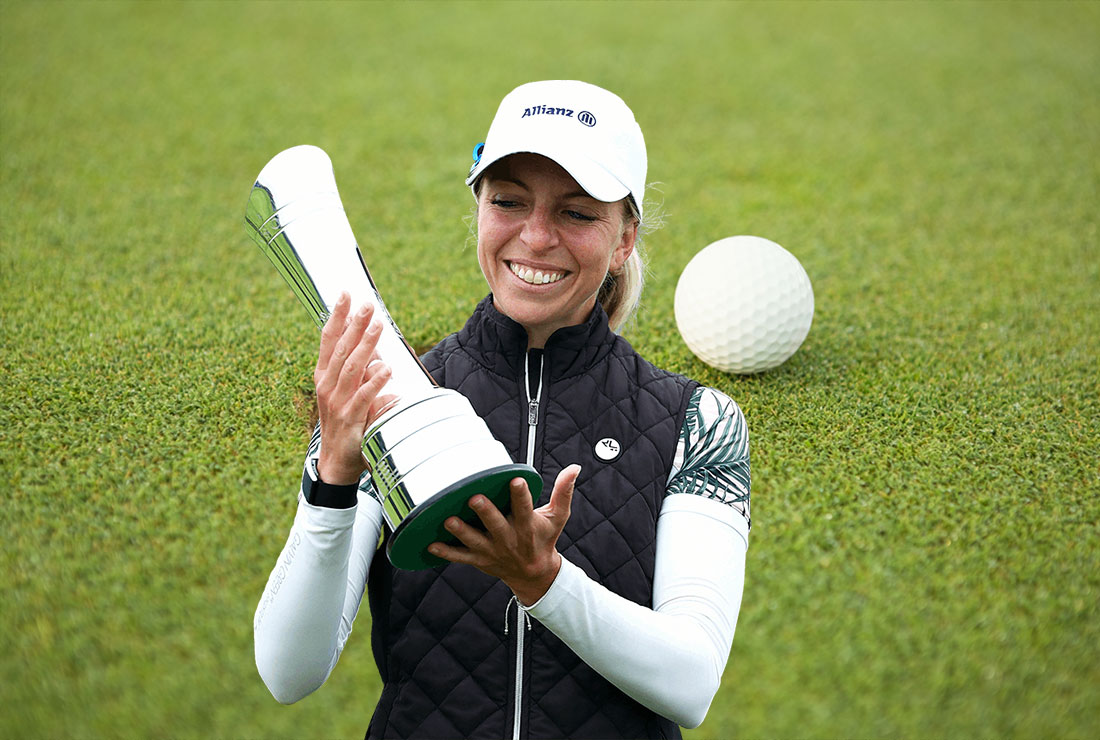 Sophia Popov hältfreudestrahlend die Trophäe der Women's British Open in der Hand.