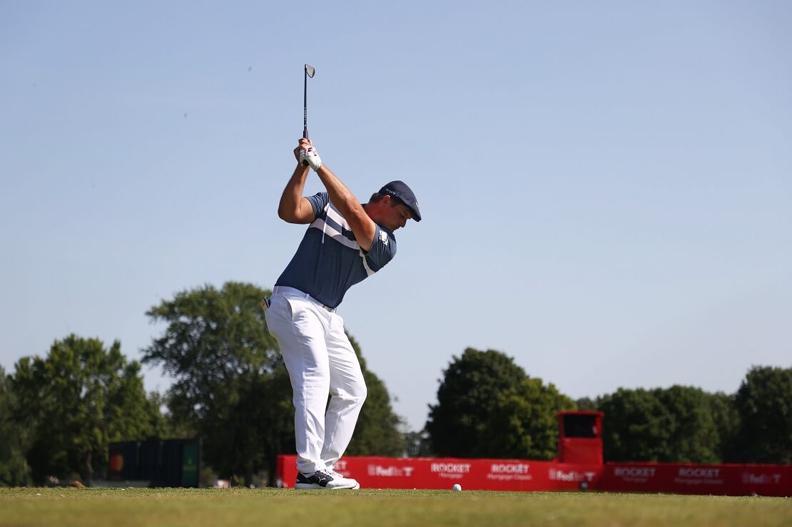 Bryson DeChambeau im Aufschwung vor dem Banner der Rocket Mortgage Classic