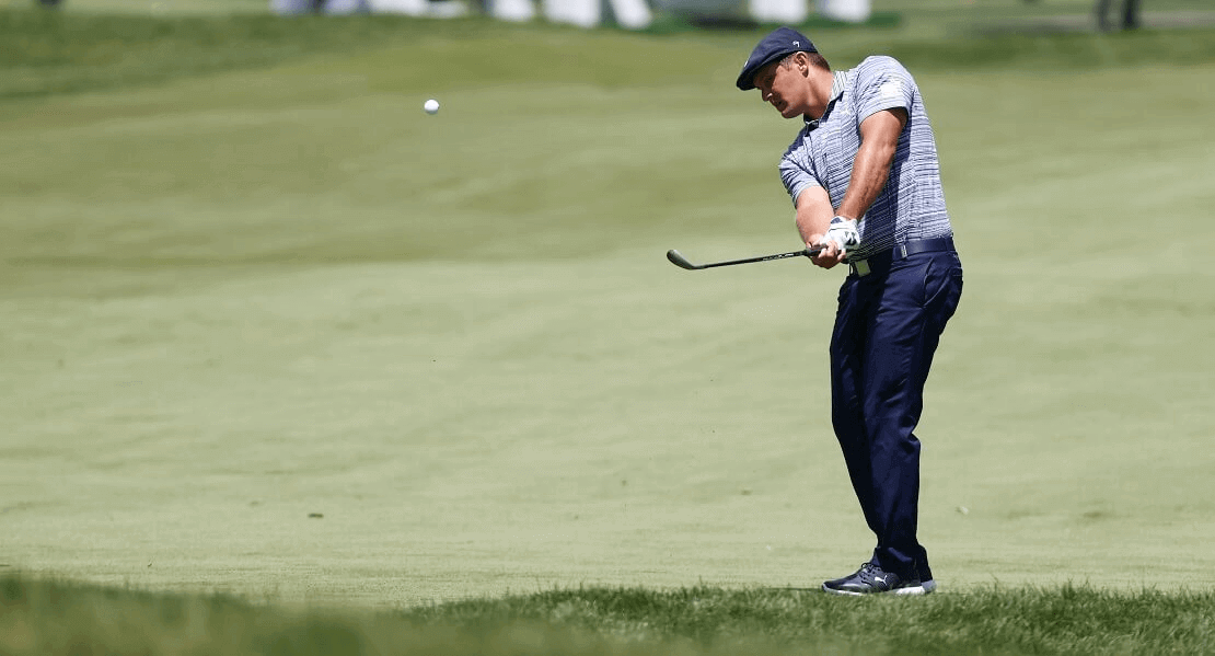 Bryson DeChambeau schlägt einen Ball auf dem Grün ab