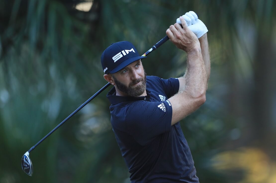 Dustin Johnson mit einem Golfschläger hinter dem Rücken