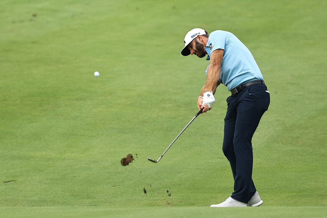 Dustin Johnson schlägt einen Ball mit einem Stück des Greens