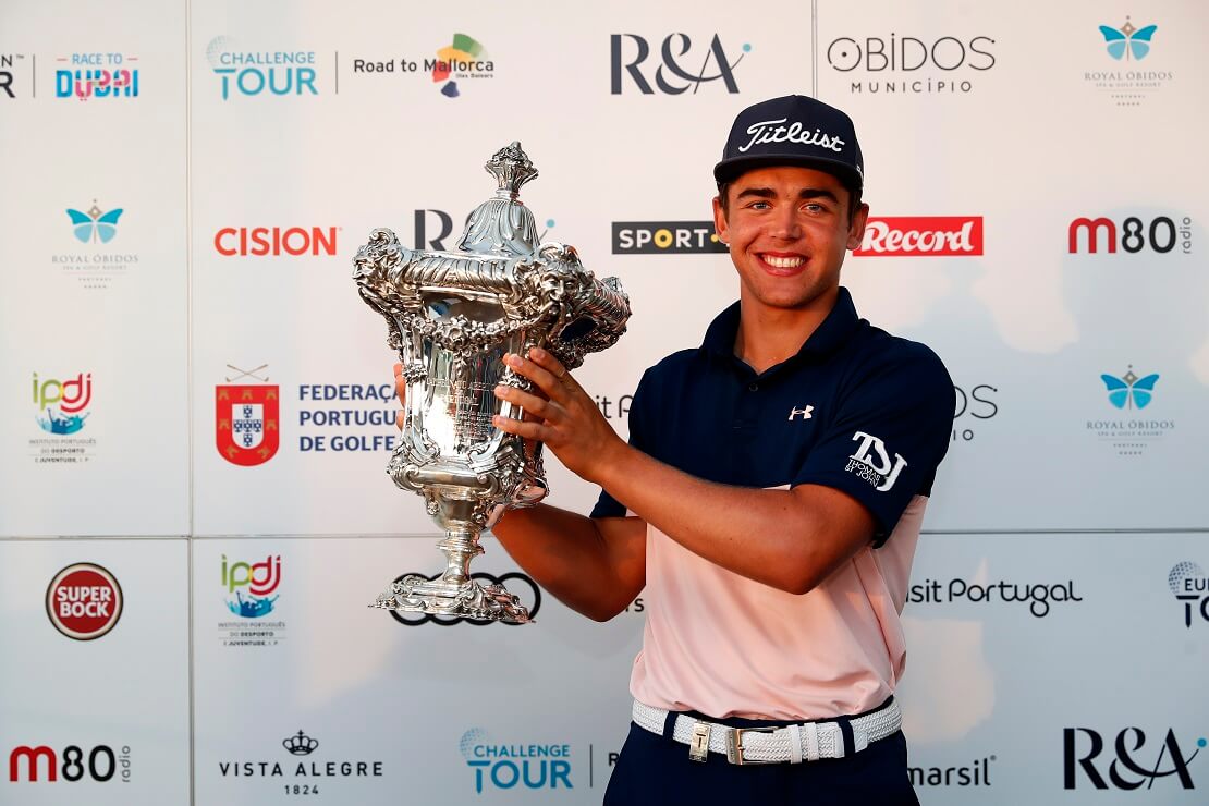 Garrick Higgo hält die Trophäe der Open de Portugal in den Händen.