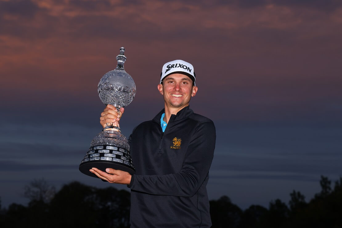 John Catlin hält die Trophäe der Irish Open in den Händen