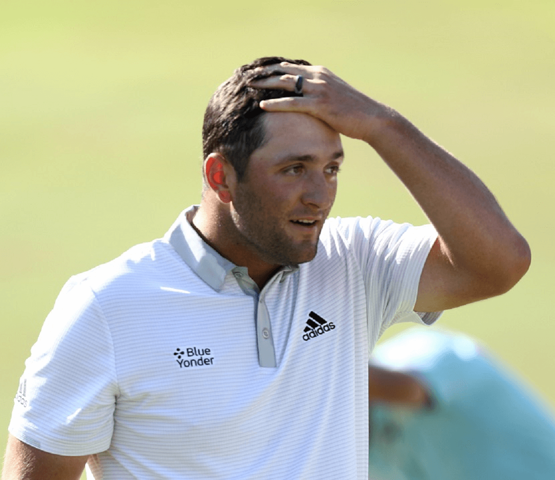 Jon Rahm fasst sich an den Kopf