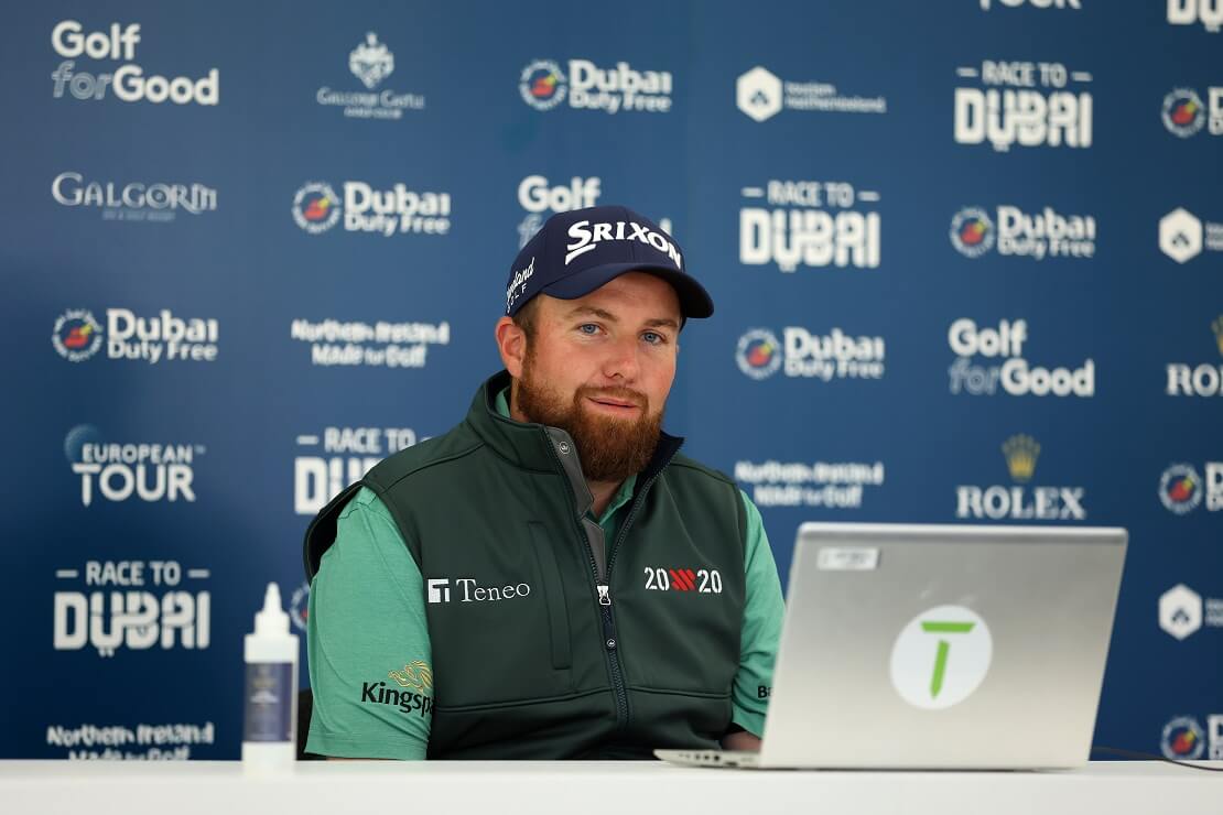 Shane Lowry bei einer Pressekonferenz hinter einem Laptop