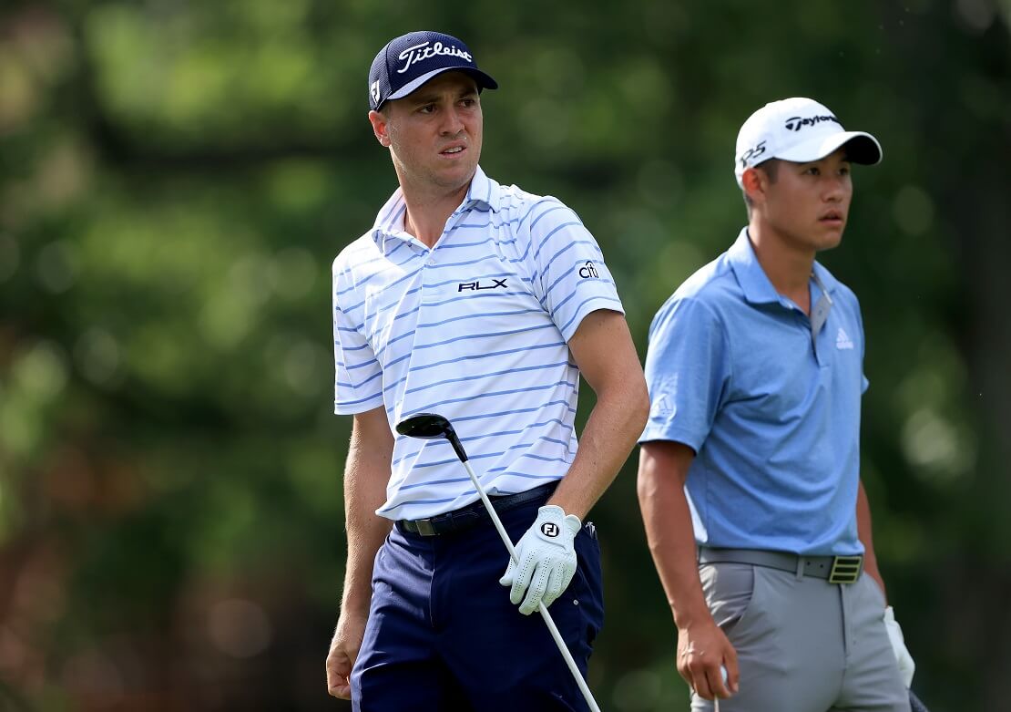 Justin Thomas und Collin Morikawa schauen einem abgeschlagenen Ball hinterher