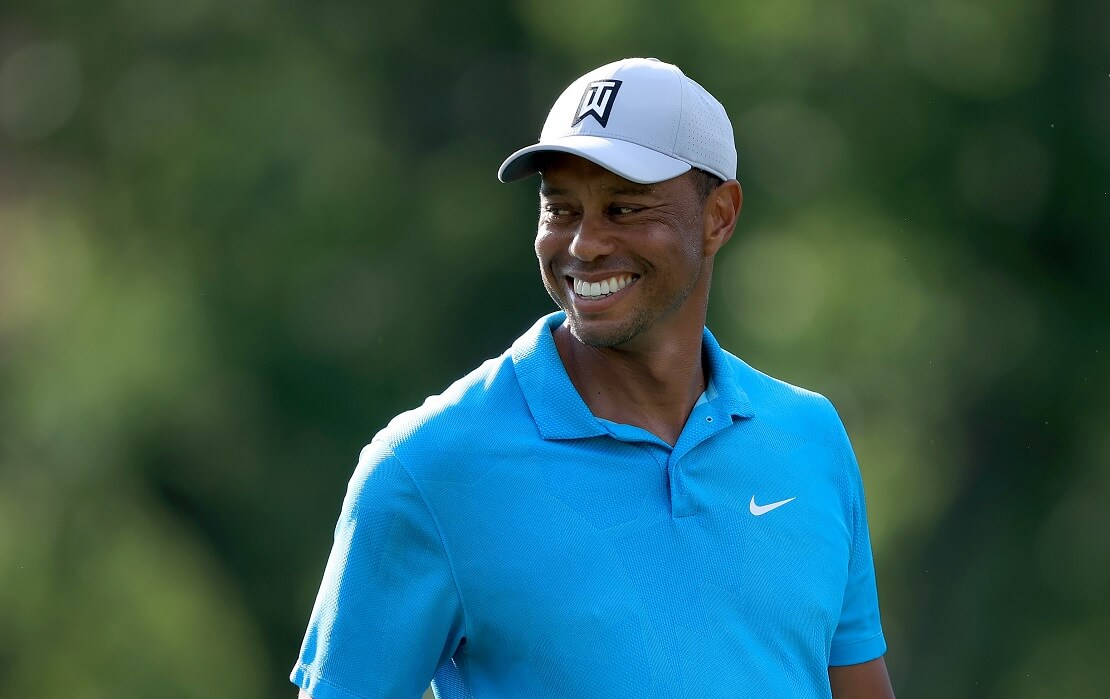 Tiger Woods lächelt mit Blick zur Seite