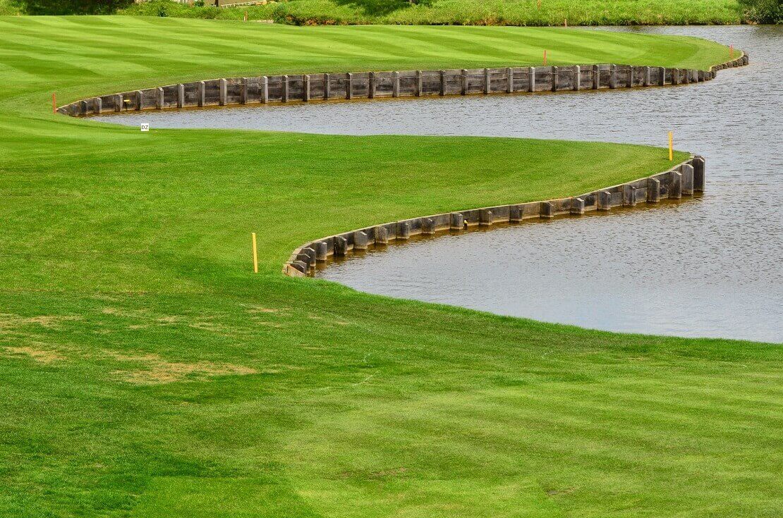 Wasserhinderniss auf dem Grün eines Golfplatzes