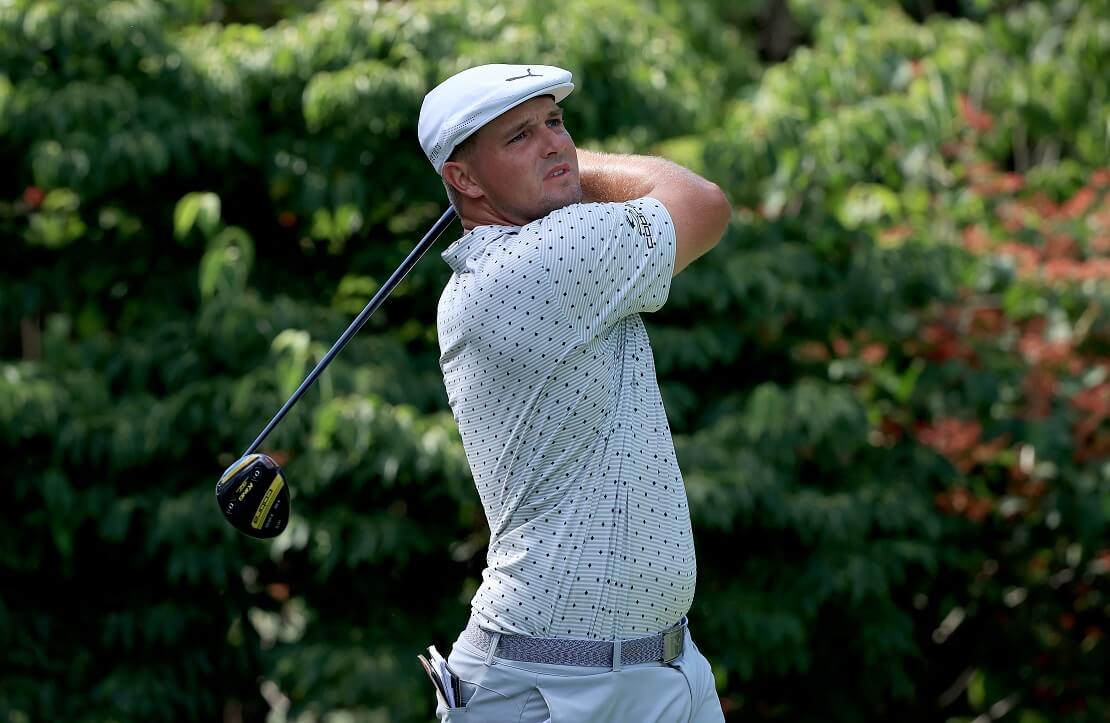 Bryson Dechambeau mit einem Golfschläger hinter dem Rücken