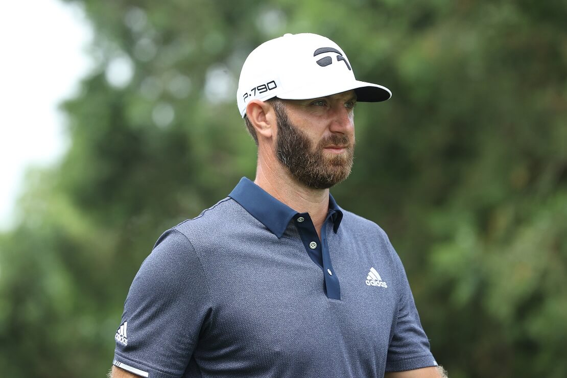 Dustin Johnson steht vor Bäumen