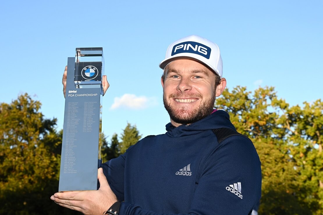 Tyrrell Hatton hält die Trophäe der BMW PGA Championship in den Händen und lacht