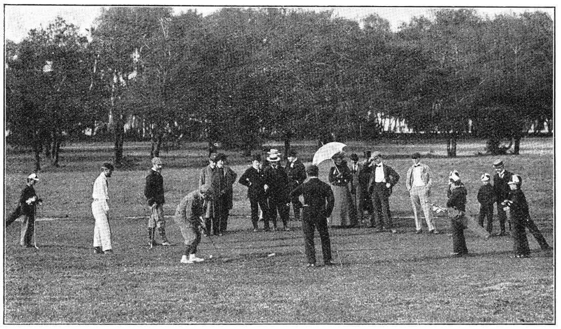 Schwarz-weißes Bild einer Gruppe Golfer von früher