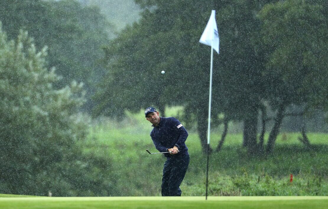 Padraig Harrington schlägt den Ball im Regen ab