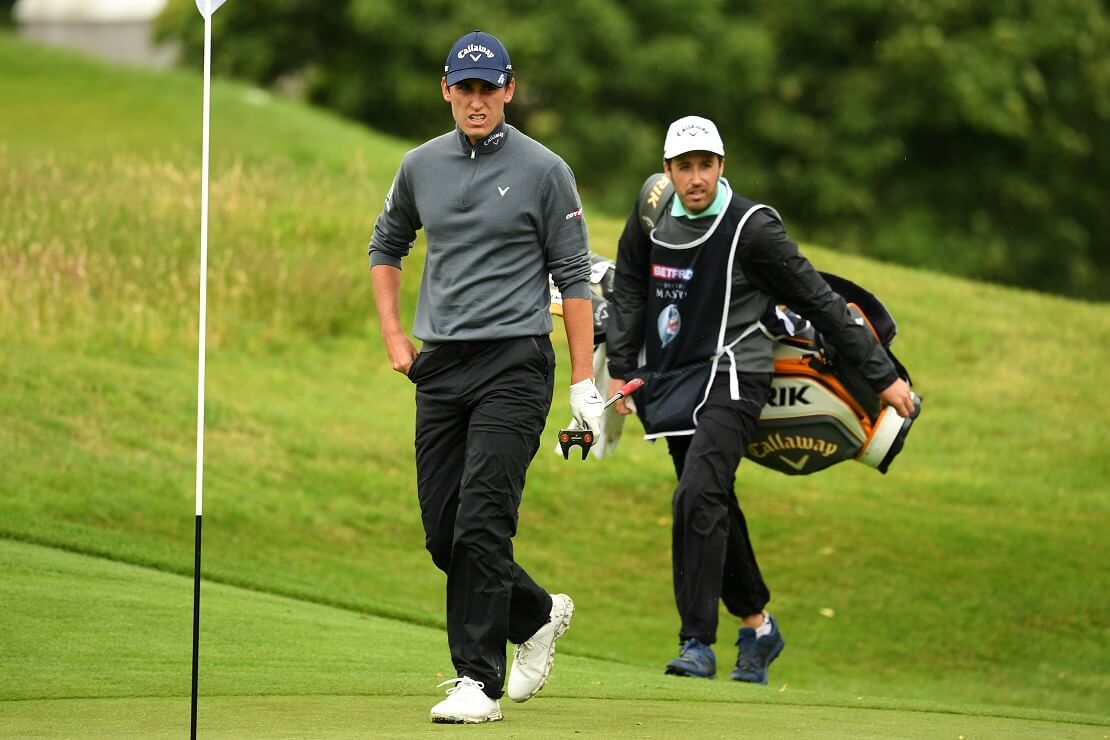 Renato Paratore läuft mit Caddie über den Platz