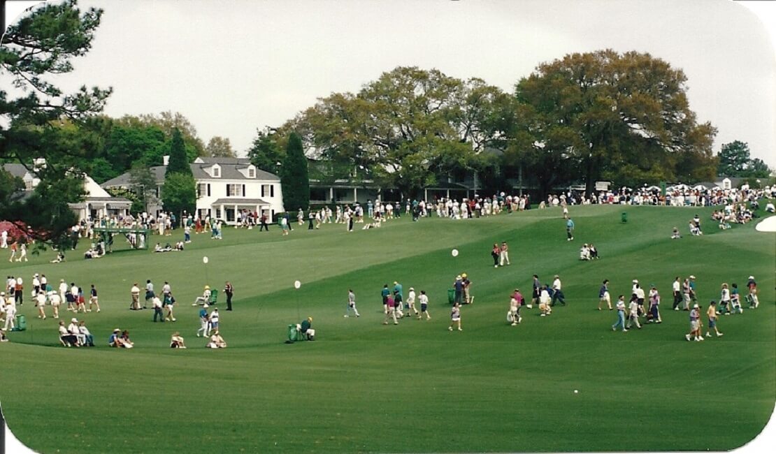 Augusta National Golf Club mit vielen Fans die über die Felder laufen