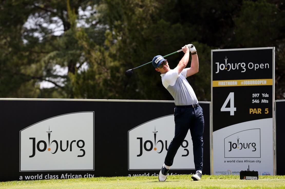 Brandon Stone hält den Schläger nach dem Abschlag bei der Joburg Open oben