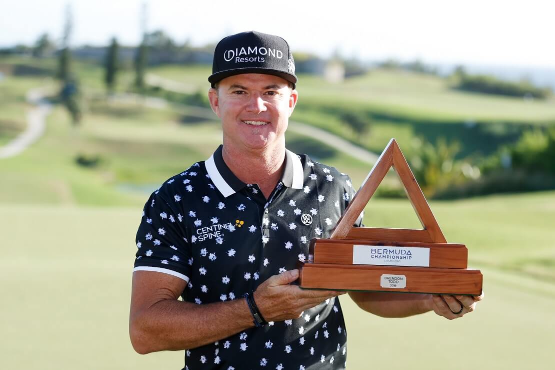 Brian Gay hält die Trophäe der Bermuda Championship