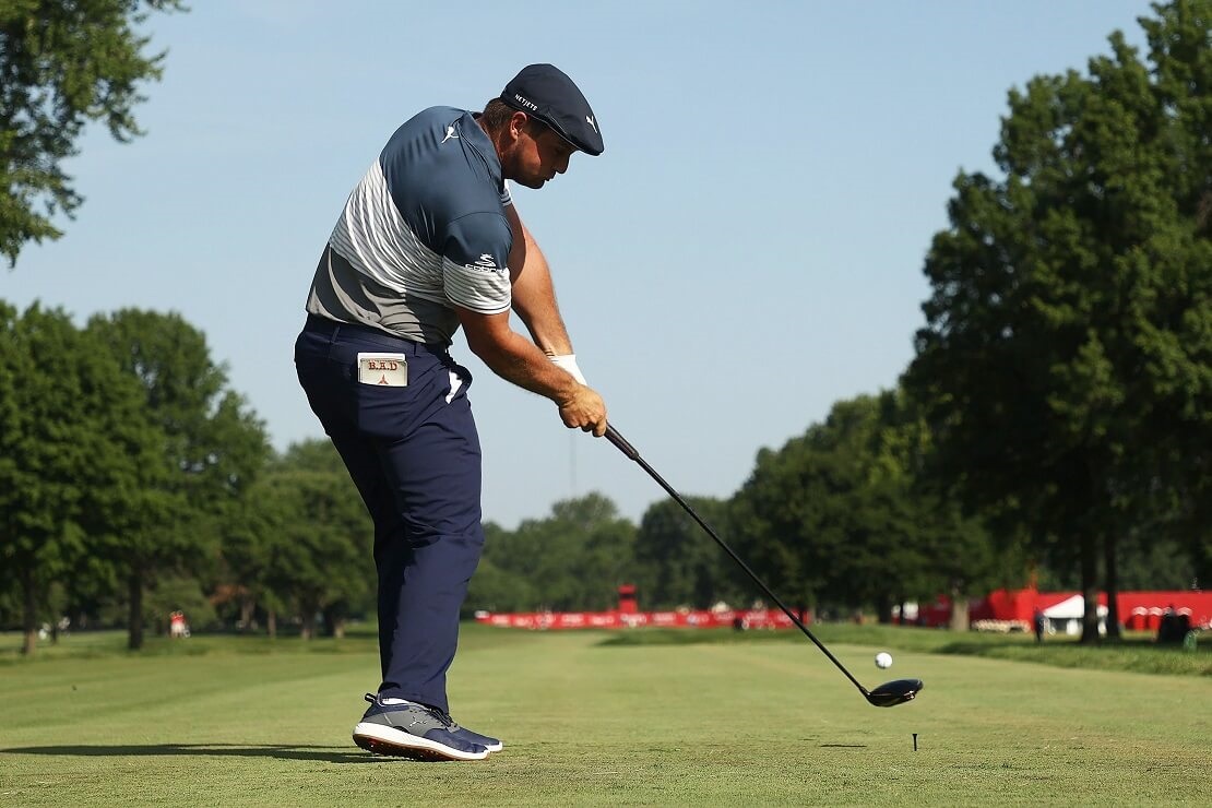 Bryson DeChambeau schlägt einen Ball ab