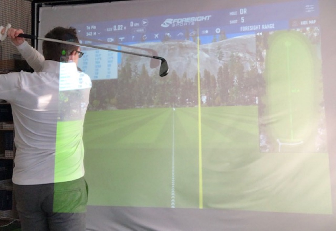 Golfer vor der Indoor-Golfanlage der Coursecrashers